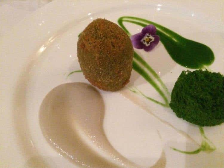 Uovo di carciofo con salsa di topinambur, gocce di mentuccia e spugna di prezzemolo - Maurizio e Sandro Serva - La Trota